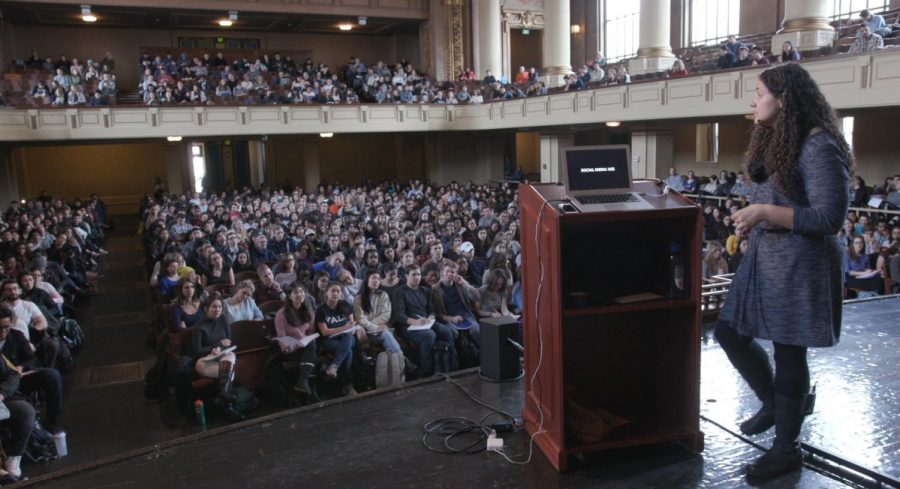 Dr. Laurie Santos lectures to Yale students about social media use in her “Psychology and the Good Life” course. Santoss course was called the most popular class ever by the New York Times, and draws 1200 Yale students to each session. 