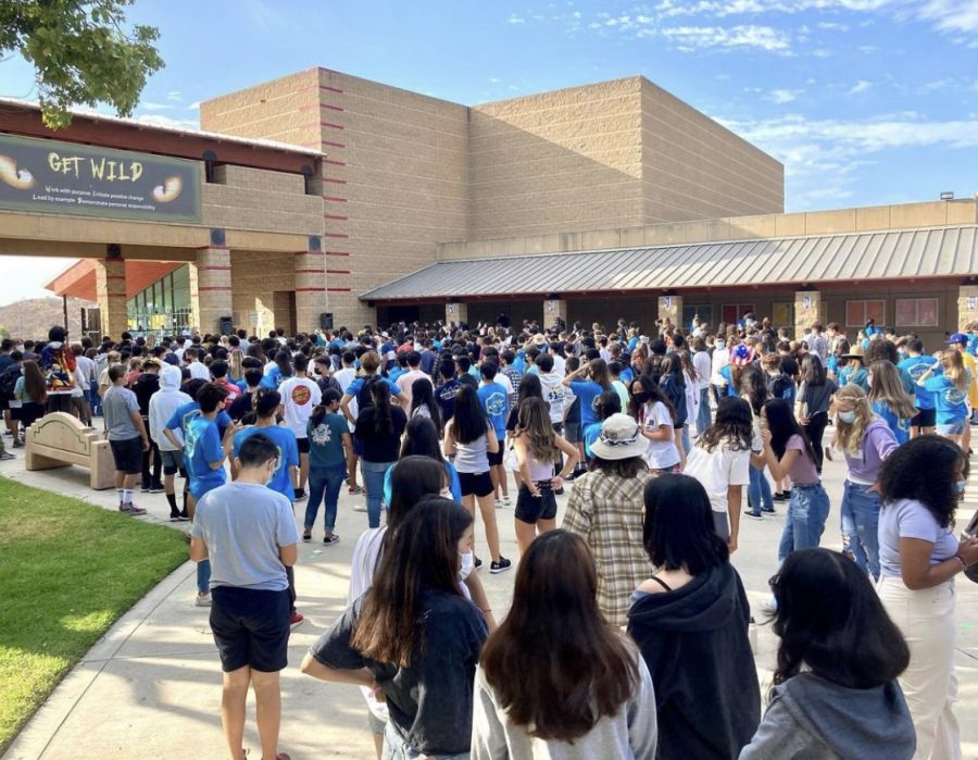 BOHS freshmen gather in front of the quad for the annual Link Crew orientation on Aug. 11. Link leaders guided freshmen throughout the campus and led team work activities to help freshmen become more comfortable in the new school environment.