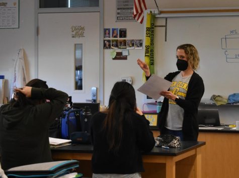 Sara Bottalico, AP Biology teacher, reviews instructions about genetic variation. Due to the 65% decrease in COVID-19 cases, Gov. Newsom lifted the mask mandate, but schools must remain wearing masks indoors regardless of vaccination status.
