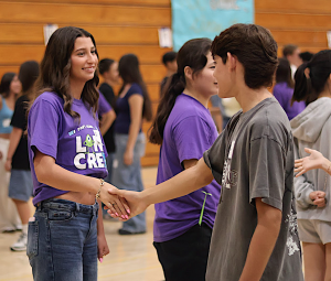 Link Crew leader Jaylee Cox (’27) greets a student from the class of 2029 during the freshman Welcome Assembly Aug. 11. Cox is part of a Link Crew program that added a second class in 2024-2025 to 2025-2026.

