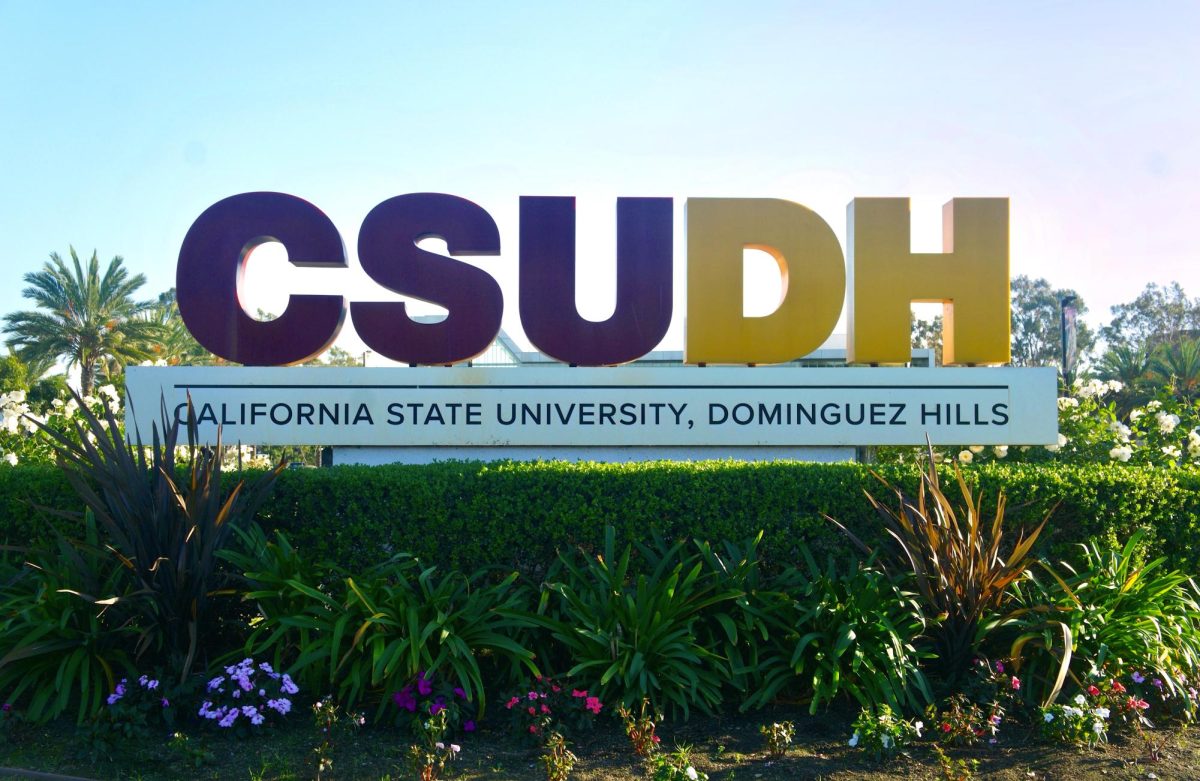 Letrero en la entrada principal de la Universidad Estatal de California, Dominguez Hills (CSUDH). CSUDH es una de las 16 universidades del sistema CSU que participan en el Programa de Admisión Directa de CSU, el cual se lanzará el 1 de enero.