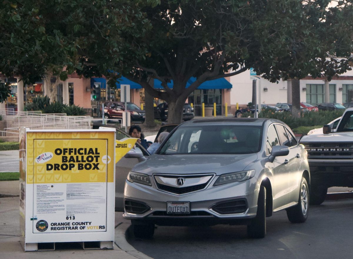 Los votantes entregan sus boletas por correo en el Centro Cívico de Brea el 3 de noviembre durante la elección especial de California para la Proposición 50. La proposición fue aprobada con un 63.9% a favor y un 36.1% en contra.