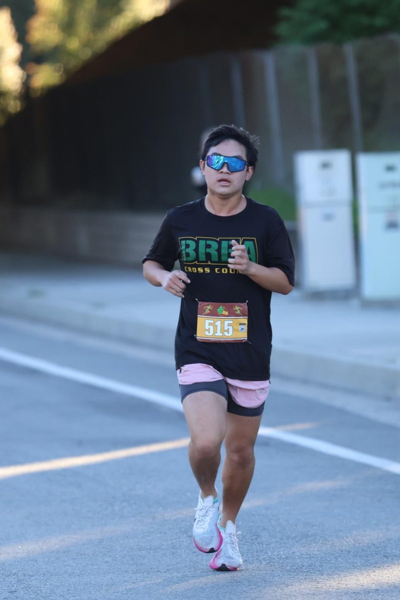BOHS alumnus Brandon Pineda (‘25) paces himself to the final stretch of the 8K. The veteran cross country runner placed 64th out of 1768 racers. 
